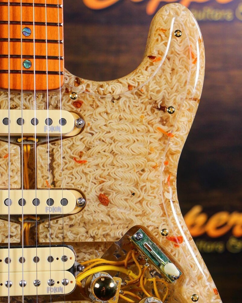 Доширак-стратокастер: российский умелец изготовил гитару из лапши