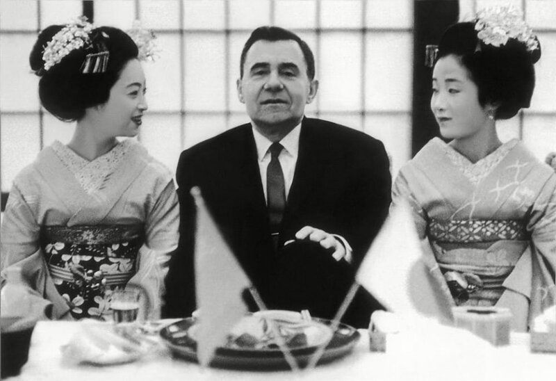 Министр иностранных дел СССР Андрей Громыко с гейшами во время первого посещения Японии по приглашению правительства 1962 год.