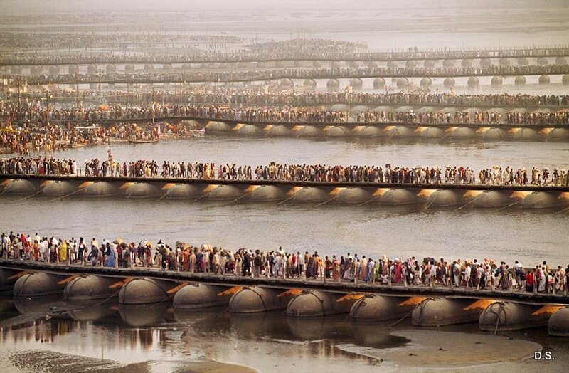 Индия, очередь из паломников к месту  где встречаются две святые реки - Ганг сливается с Ямуной (всего их приехало 70 млн)