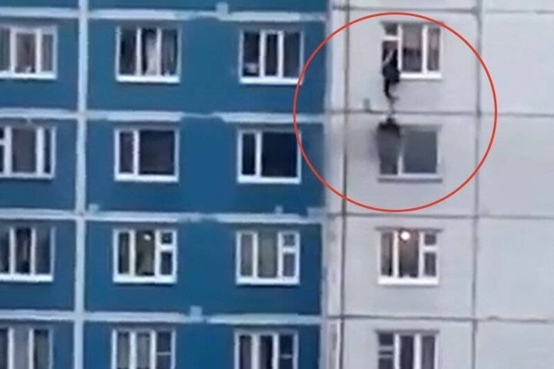 Мужчина на руках поднял девушку из окна полыхающей квартиры