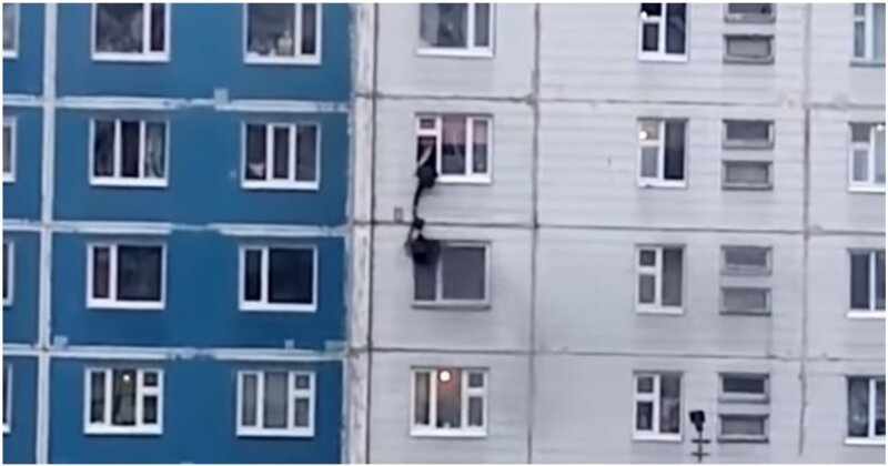 Мужчина на руках поднял девушку из окна полыхающей квартиры