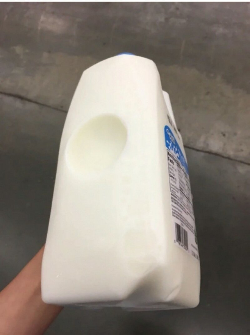 Что это за лунка на боку упаковки молока?
