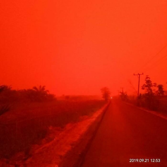 Кровавое небо Индонезии