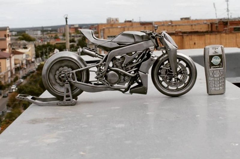 Семён Пежар - металлическая мини-скульптура мотоцикла Aprilia