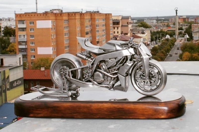 Семён Пежар - металлическая мини-скульптура мотоцикла Aprilia