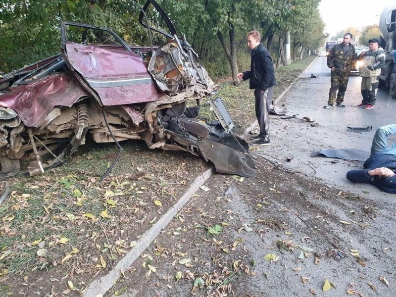 В Кирове старенький Mitsubishi "намотало" на дерево, чудом обошлось без погибших