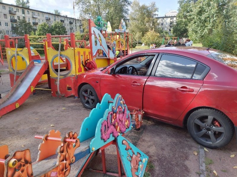 Автомобиль смял находившуюся на площадке детскую коляску. По счастливой случайности, ребенка в ней не было. Обошлось без пострадавших.