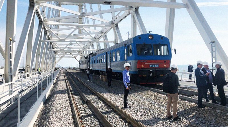 На Крымском мосту запустили дизельный поезд