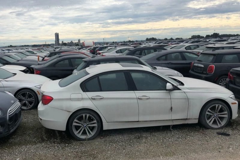 На стоянке в Канаде стоит три тысячи новеньких, но непригодных для эксплуатации BMW и MINI