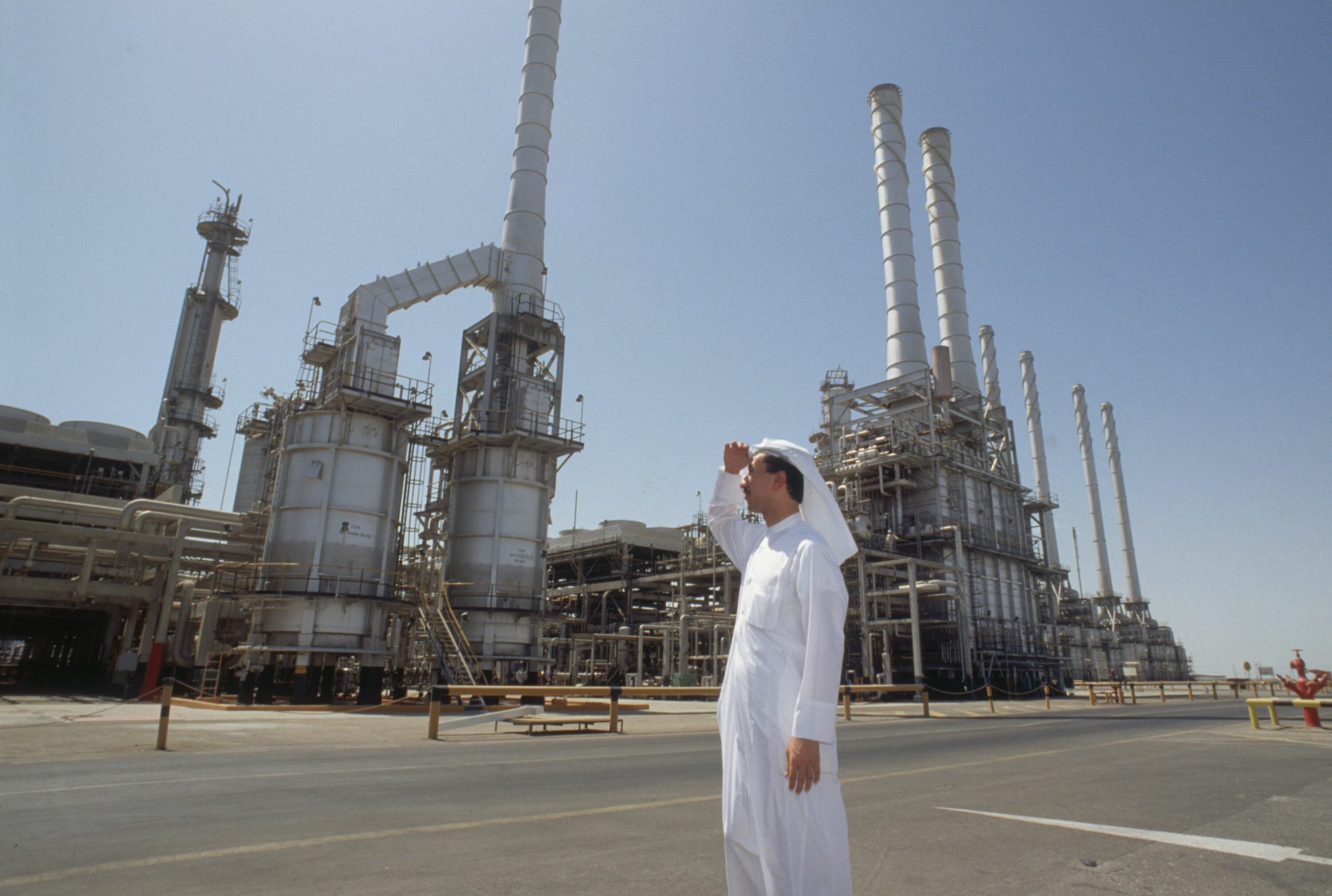 Саудовская аравия нефть в год. Saudi Aramco, Саудовская Аравия. Абу Даби нефть. Объединенные арабские эмираты нефть. Нефтеперерабатывающий завод в Саудовской Аравии.