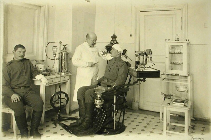 Врач и больные в зубоврачебном кабинете, открытом для госпиталей всех организаций города. Тверь, 1914 год