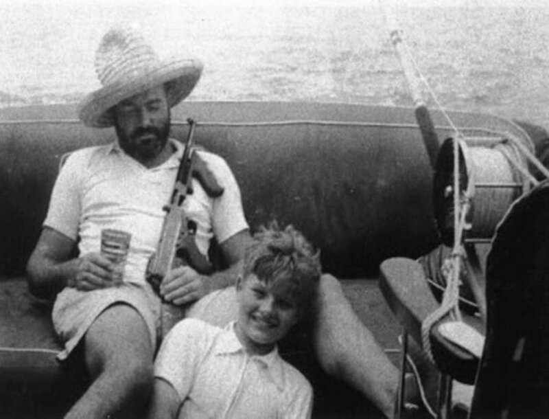 Эрнест Хемингуэй отдыхает с пистолетом-пулеметом Томпсона и сыном Джеком на борту Пилар во Флоридском проливе, 1935 год. 