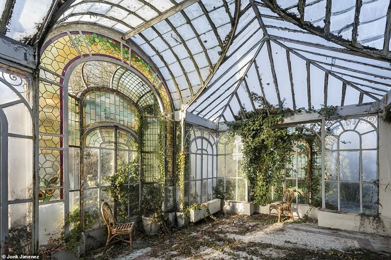 "Заброшенный зимний сад во Франции", Джонатан Хименес
