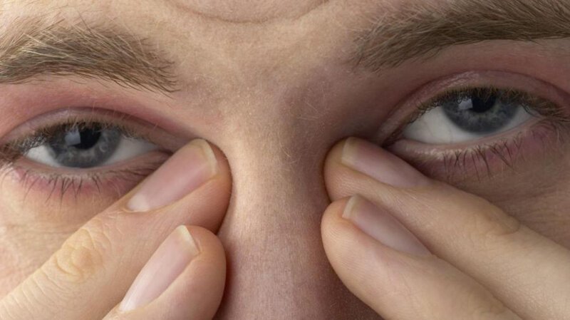Что делать, когда дергается правый глаз: патологии и способы их устранения