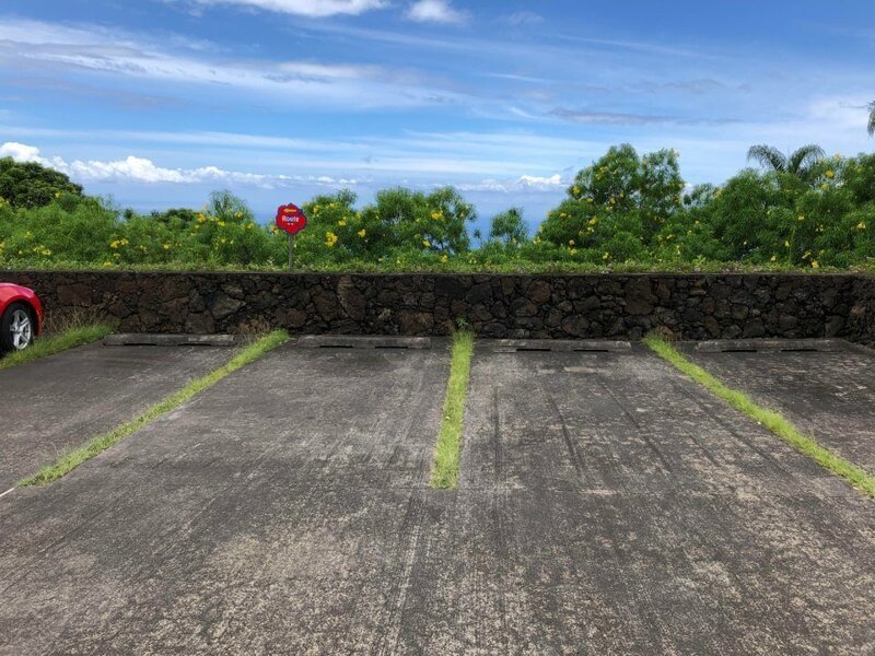4. Парковка на Гавайях использует траву вместо разметки краской