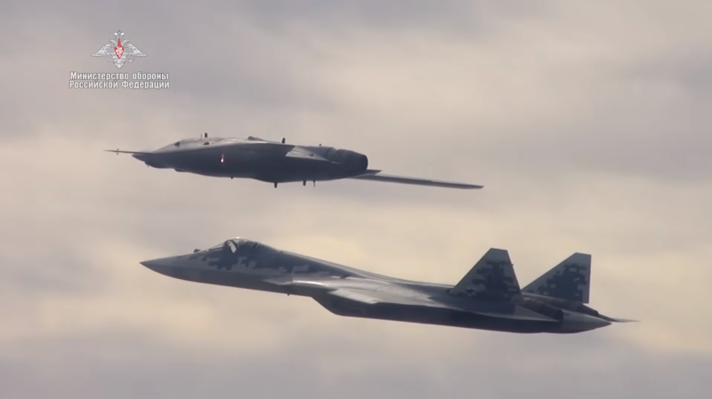 Су-57 и ударный дрон «Охотник» впервые совершили совместный полет