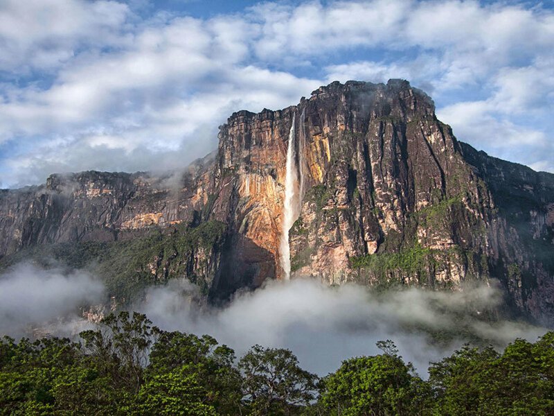 Водопад Анхель, Венесуэла. Это самый высокий водопад в мире. Поток воды свергается с горы Ауянтепуи на территории Национального парка Канайма.