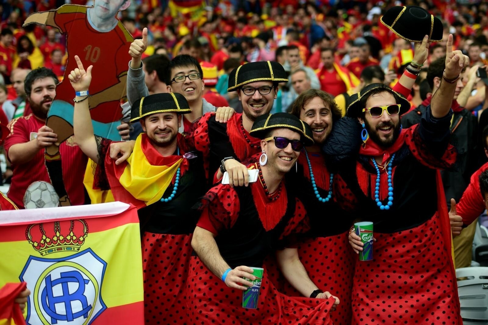 Особенности населения испании. Испанцы. Испания люди. Испанские футбольные болельщики. Народы Испании.