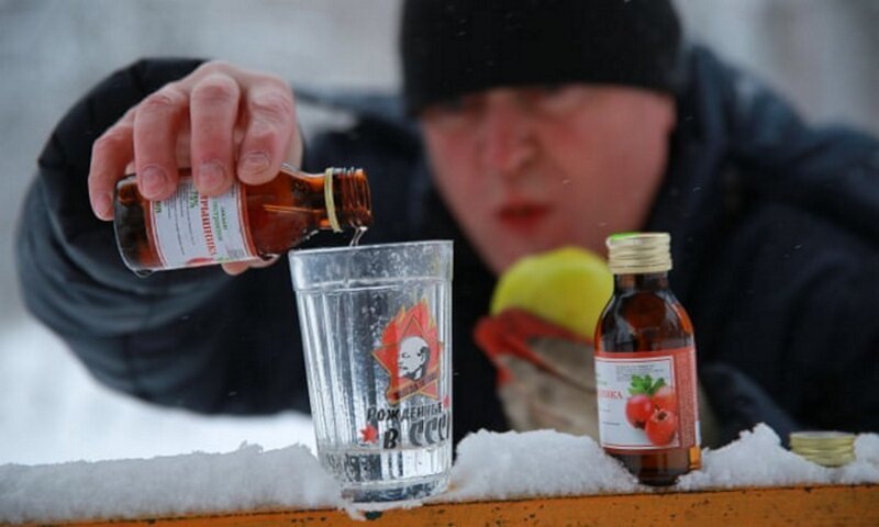 Чистый спирт, доступная цена и полезные ягодки в составе делают эту настойку фаворитом многих россиян