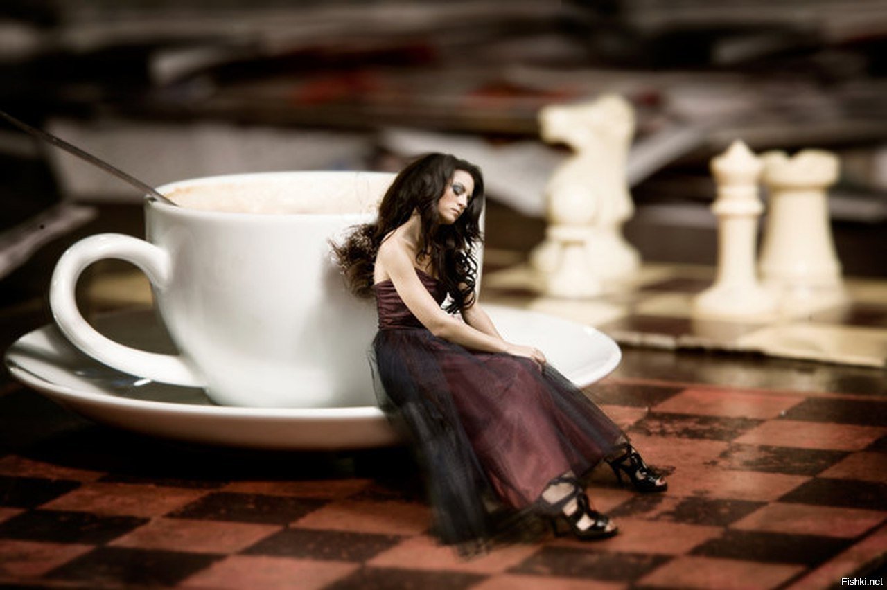 Девушка пьет кофе с шоколадом