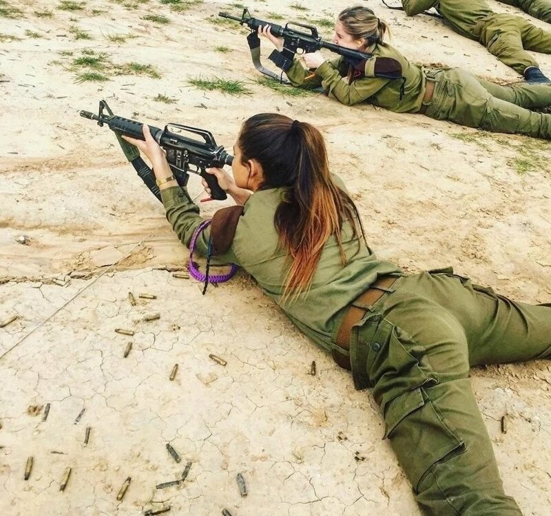 Судя по весёлым фотографиям, девушки в армии не скучают
