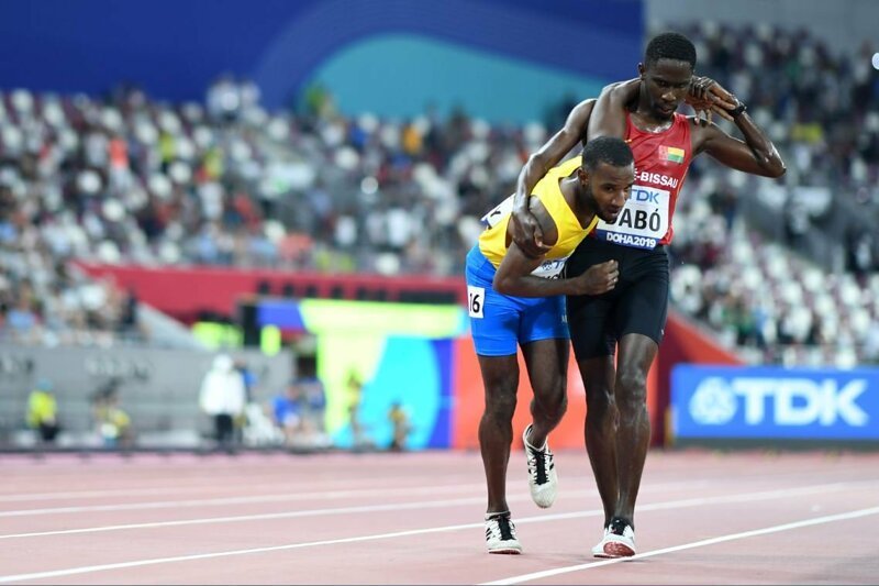 На чемпионате мира бегун из Гвинеи-Бисау помог сопернику добраться до финиша