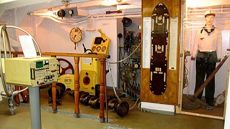Во внутренних помещениях парусника создан небольшой музей