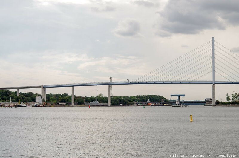 Рядом с теперь уже не нашим "Товарищем" расположен мост, ведущий с материка на немецкий балтийский курортный остров Рюген