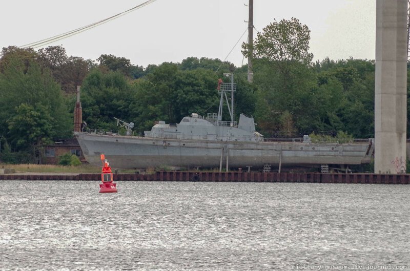 Если присмотреться, под мостом виден старый катер ВМС ГДР