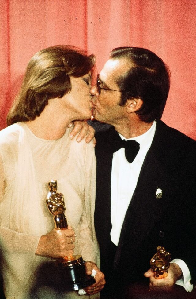 Джек Николсон с Луизой Флетчер позируют за кулисами после победы в номинациях "Лучшая мужская роль" и "Лучшая женская роль", фильм "Пролетая над гнездом кукушки", март 1976 г.
