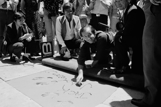 Джек Николсон оставляет отпечатки ладоней и свой автограф у кинотеатра "Китайский театр Граумана", Голливудский бульвар, июль 1974 г.