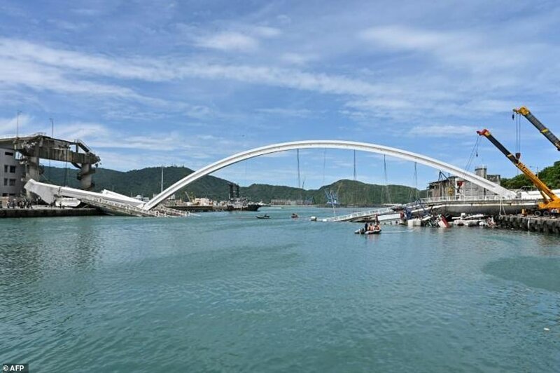 На Тайване рухнул 140-метровый мост
