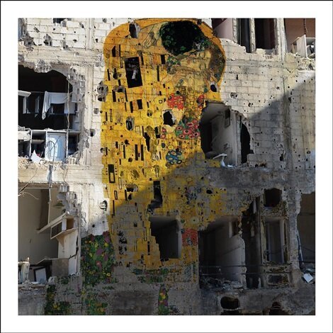 Этот фейк подается как какртины, которые нарисовал на стенах разбомбленного города уроженец Сирии. Он их правда нарисовал, но в фотошопе
