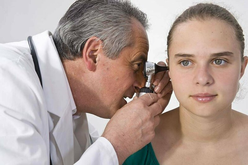 Звон в ушах: причины симптома, сопутствующие заболевания и способы устранения