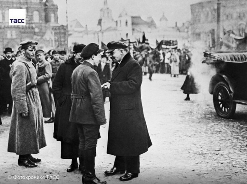 21. В.Ленин во время первомайской демонстрации на Красной площади в Москве