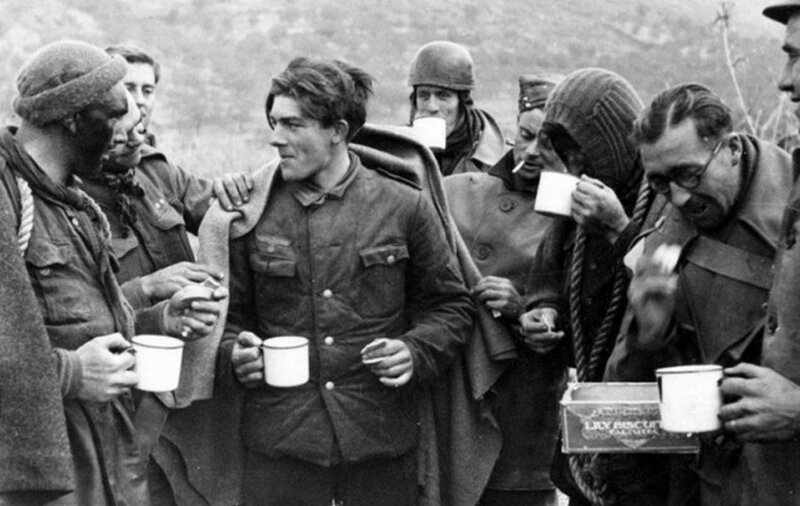 14. Британские коммандос делят чай и печенье с немецким пленным