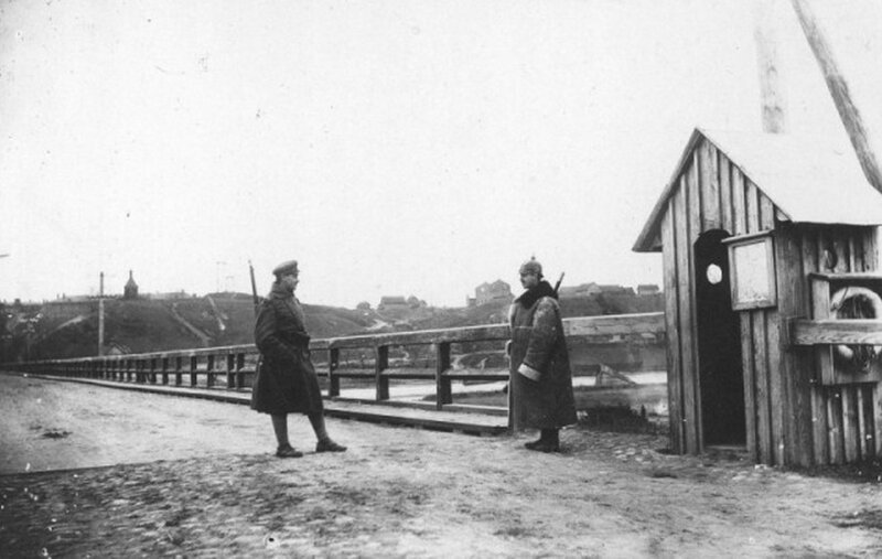 29. Русский и немецкий солдат на пограничном переходе перед Первой мировой войной