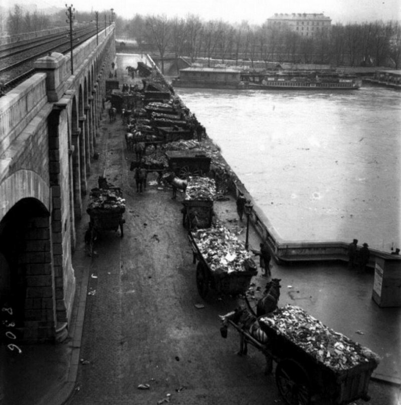 5. Утилизация городского мусора в реку Сену, 1910 год, Париж