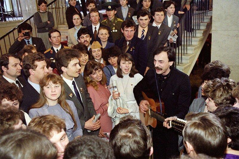 Михаил Боярский среди делегатов ВЛКСМ в перерыве между заседаниями. 17 апреля 1987 года. 
