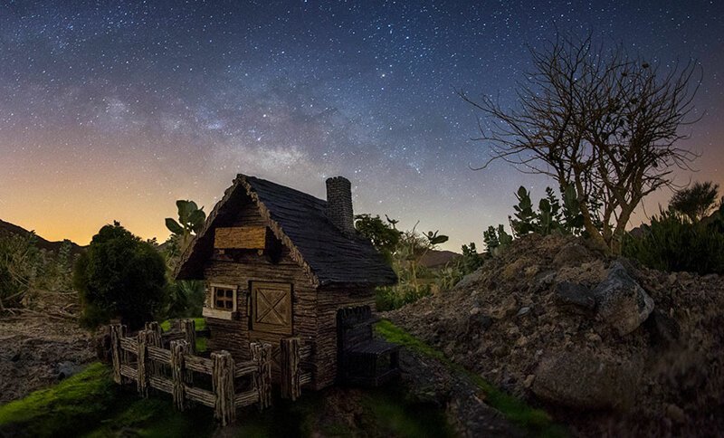 Волшебство: миниатюрные домики на фоне звездного неба