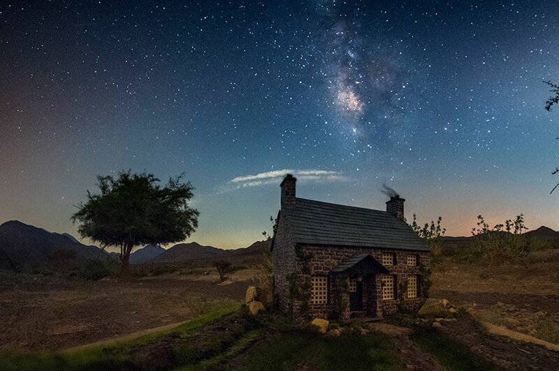 Волшебство: миниатюрные домики на фоне звездного неба