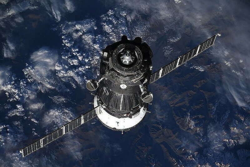 Космический корабль «Союз МС-15» с тремя членами экипажа на борту совершил стыковку с МКС