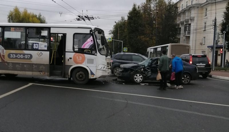 Авария дня. Столкновение маршрутки с автомобилем в Ярославле
