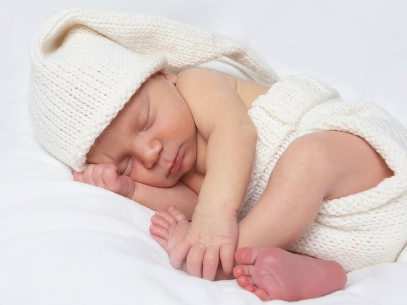 Новорожденный спит
