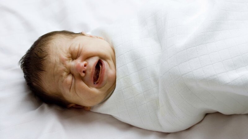 Новорожденный плачет и кряхтит во сне