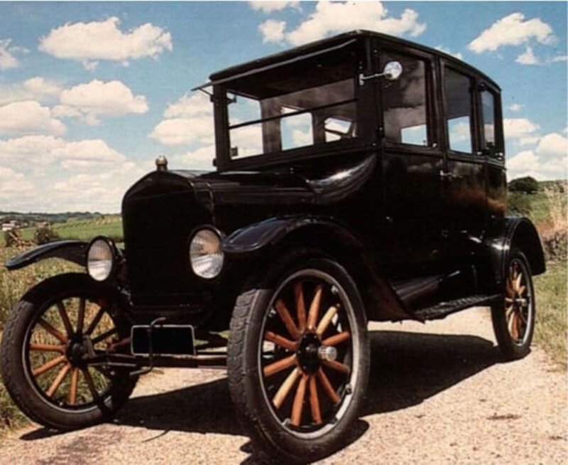 1 октября 1908 года с конвейера сошёл первый экземпляр автомобиля Ford Т. 