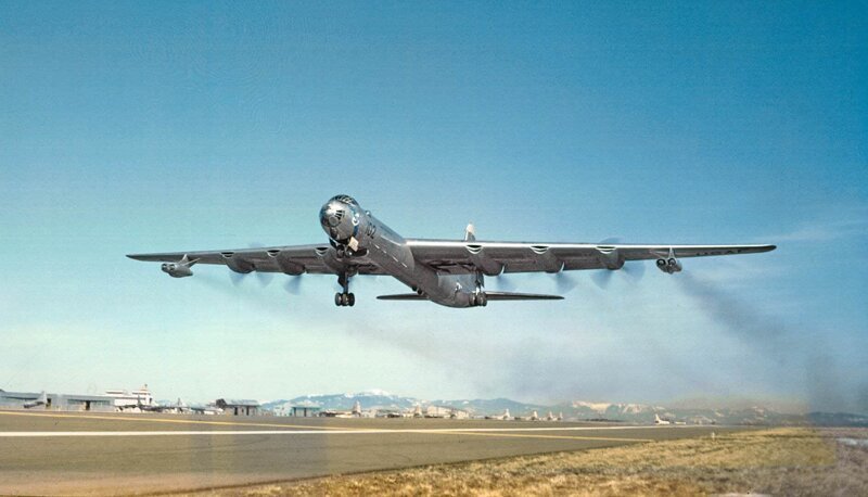 Американский стратегический разведчик-бомбардировщик RB-36F Peacemaker поднимается в воздух с авиабазы Фэрчайлд (штат Вашингтон), начало 1950-х годов: 