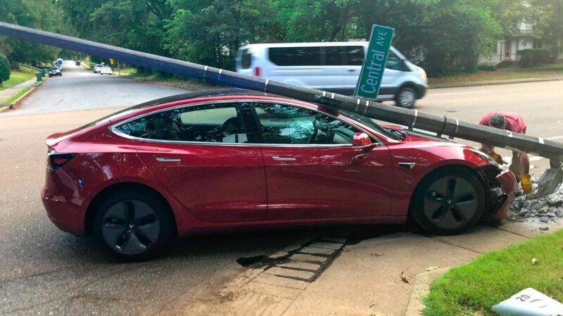 Tesla Model 3 врезалась в столб: стеклянная крыша оказалась очень прочной