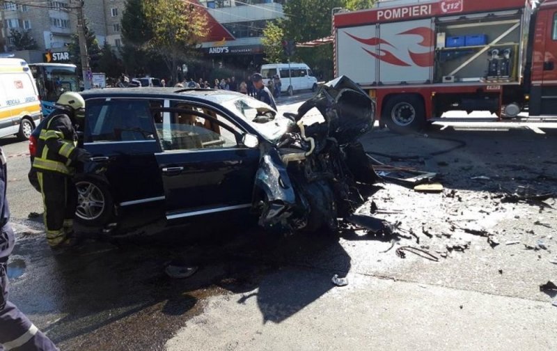 Авария дня. Пьяная женщина на Porsche протаранила троллейбус в Кишиневе