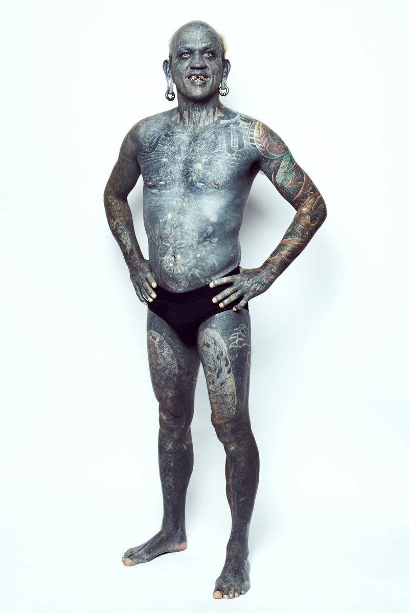 2. Самый татуированный мужчина: более 1000 часов модификации тела
